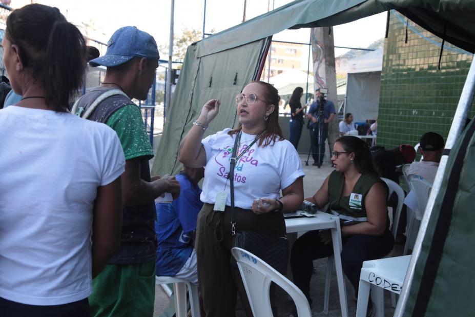 mulher atende homem em mutirão #paratodosverem