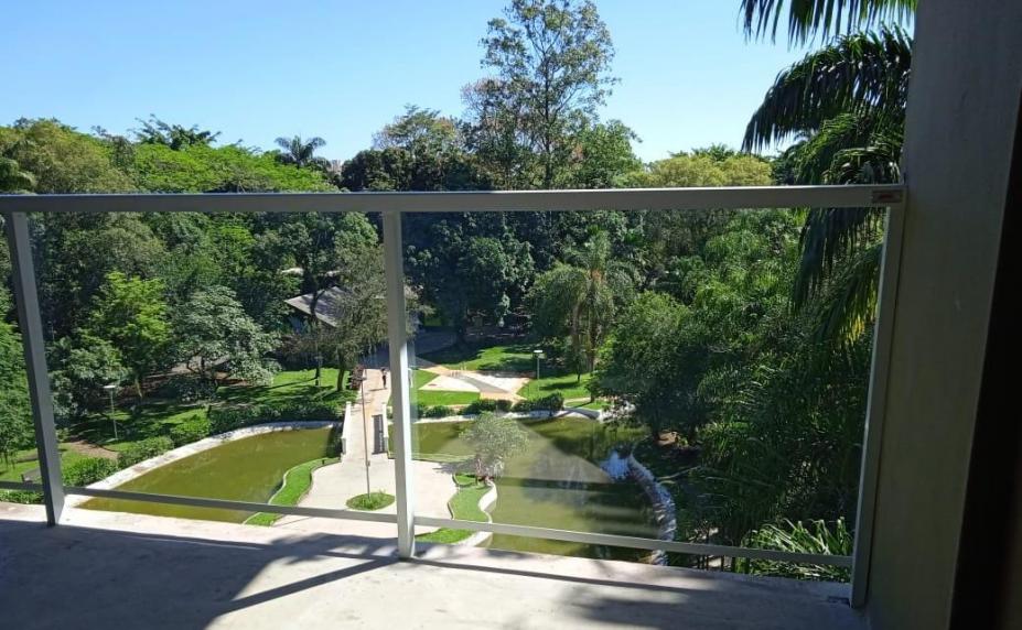 visão da torre com guarda-copo transparente e visual do parque com grande área verde #paratodosverem