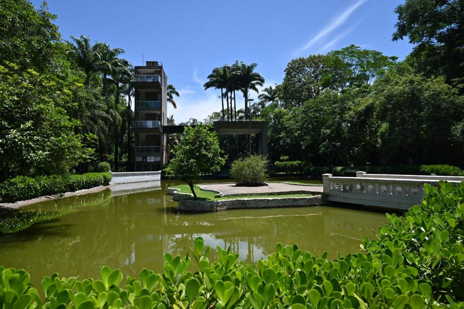 lago e torre de observação de aves. #paratodosverem