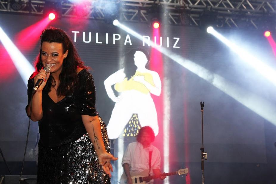 TULIPA RUIZ ESTÁ NO PALCO CANTANDO E SORRINDO. #PARATODOSVEREM