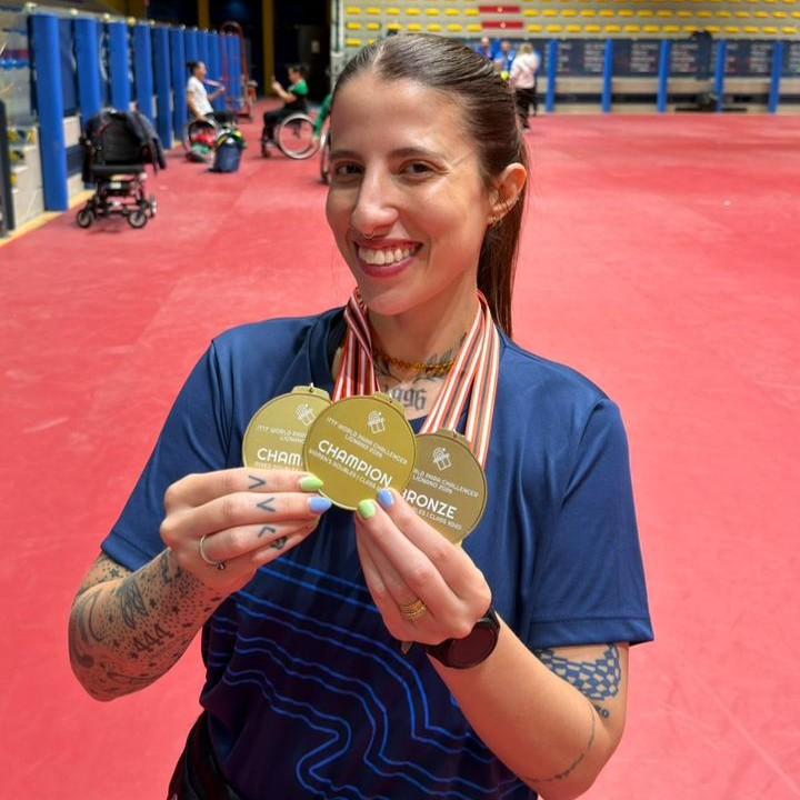 Jennyfer Parinos com as medalhas. #Paratodosverem