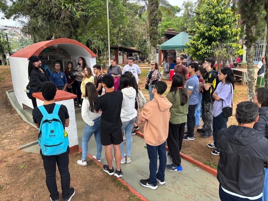 jovens visitam locais de Santos. #Paratodosverem