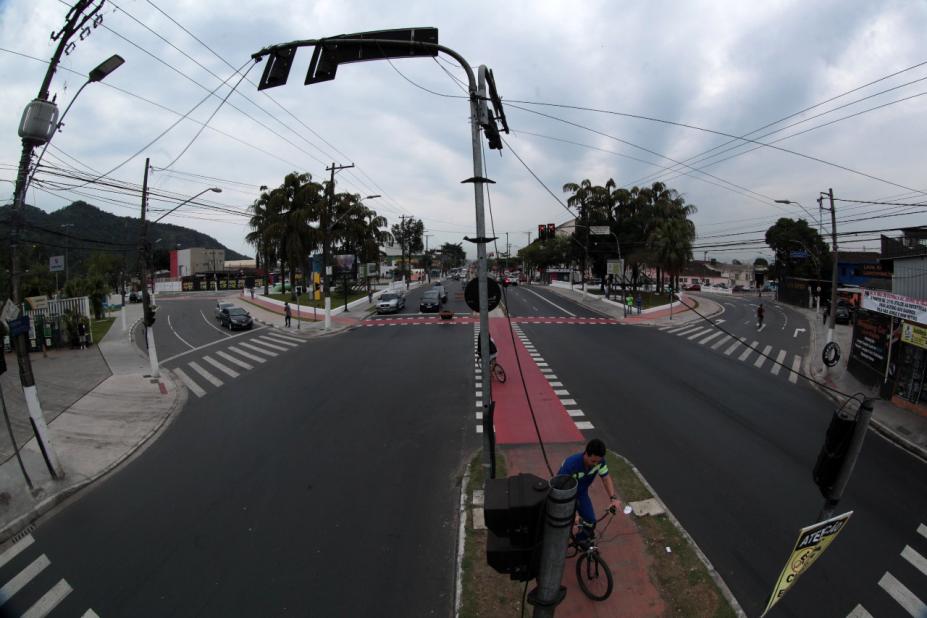 Imagem deu avenida com duas pistas e pintura de solo. #paratodosverem