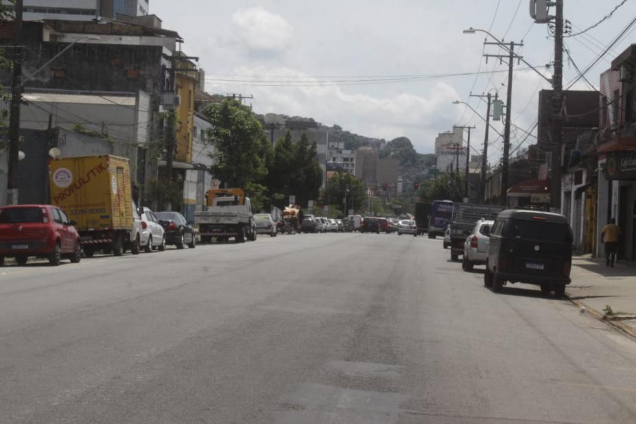 vista geral de trecho da rua João Pessoa, com carros estacionados em ambos os lados. #paratodosveremm