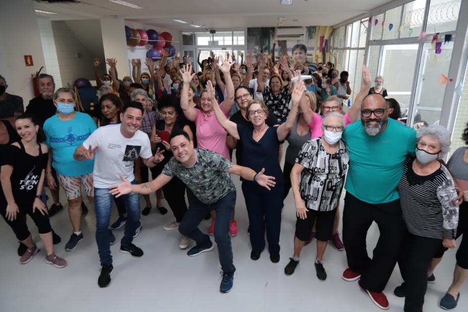 grupo de idosas posa para foto com Vava e Marcio à frente. #paratodosverem