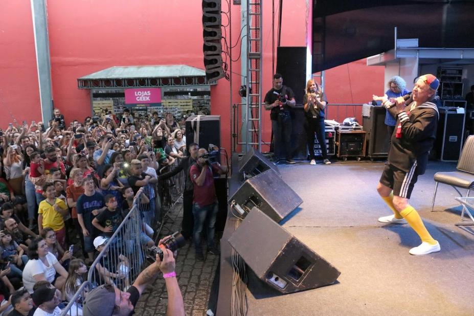 kiko está no palco interagindo o público abaixo. #paratodosverem 