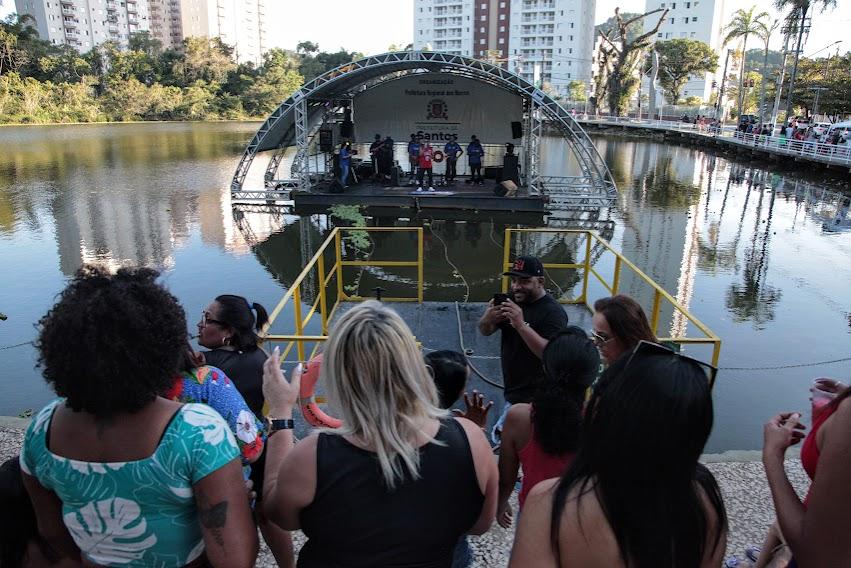 Público curte show em frente ao palco flutuante. #pratodosverem