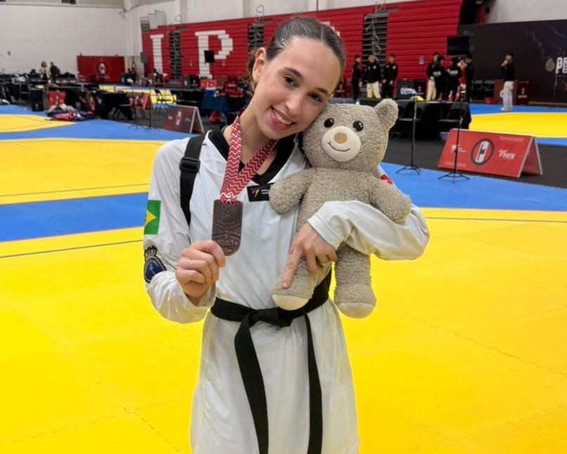 Larissa Rossi e a ursinha da filha. #Paratodosverem
