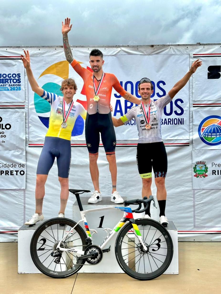 ciclista Lauro Chaman no pódio. #Paratodosverem