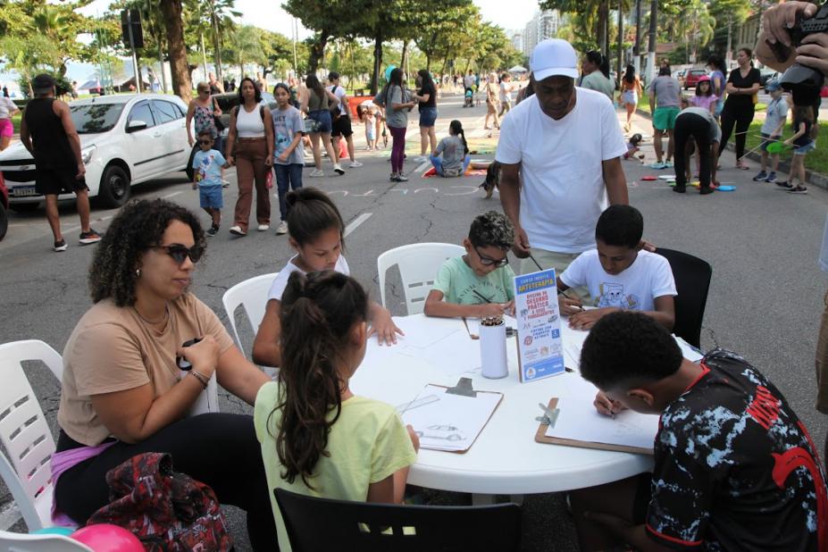 Crianças brincando de pintura na orla fechada ao trânsito #paratodosverem 
