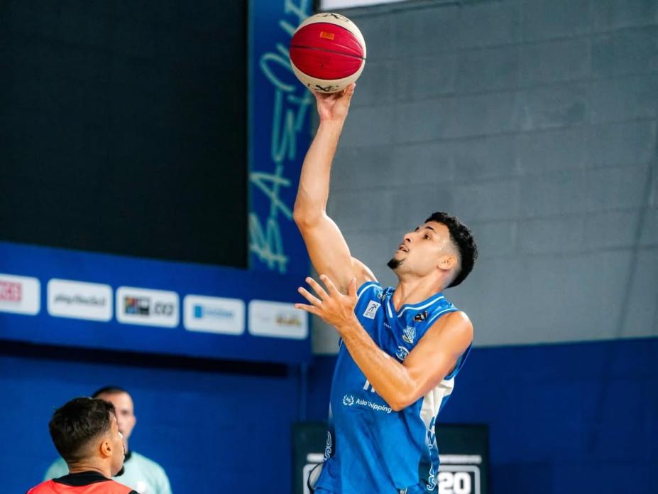 Jogador de basquete 3x3 Leandrinho. #Paratodosverem