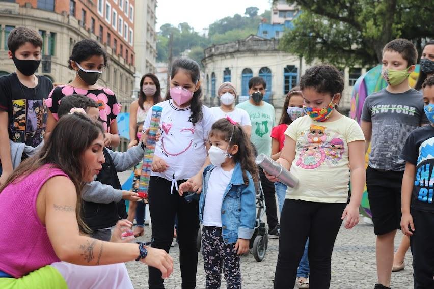 Mulher conta história com bonecos para crianças #paratodosverem