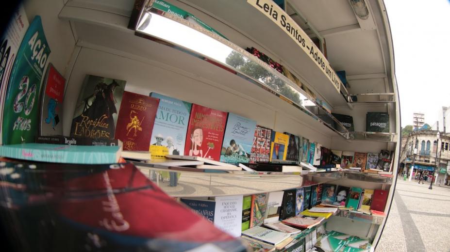 livros no estande do leia santos #paratodosverem 
