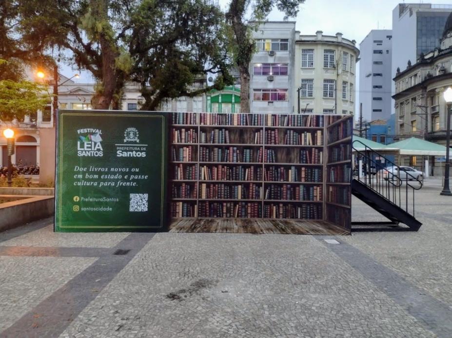 Container com livros na praça #paratodosverem