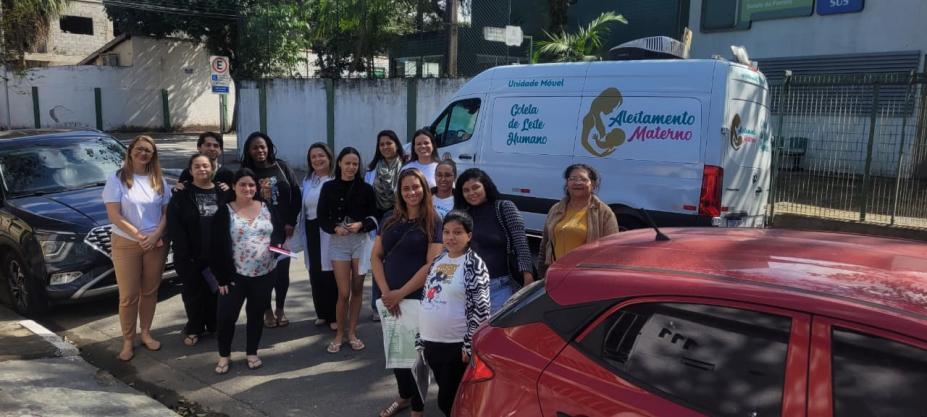 mulheres na frente de van do aleitamento #paratodosverem 