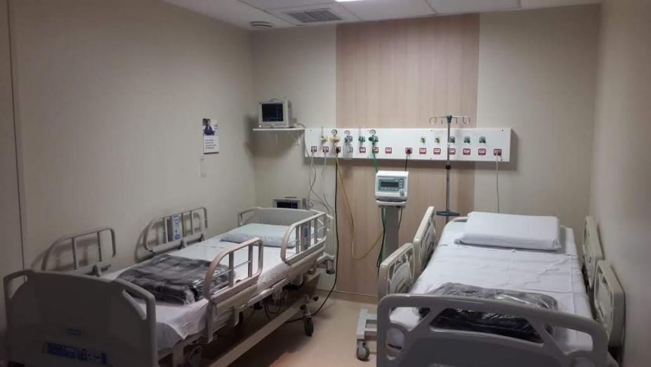 dois leitos hospitalares. 