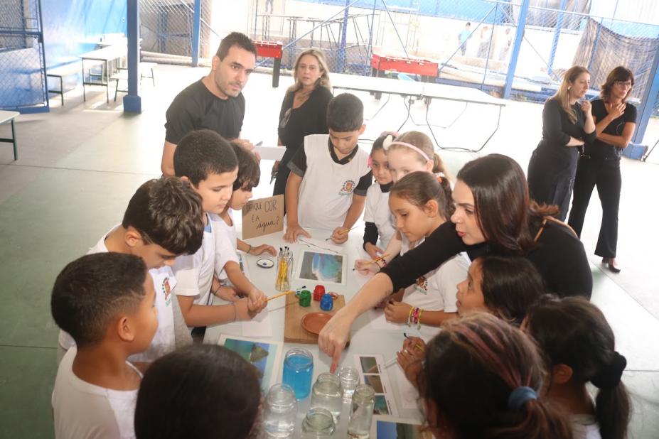 crianças em atividade em escola #paratodosverem 