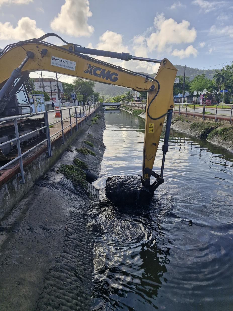 máquina faz limpeza em canal #paratodosverem 