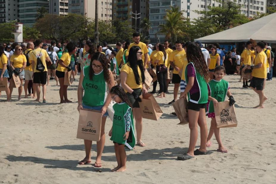 pessoas limpando a praia #paratodosverem