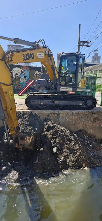 Máquina atuando na limpeza na borda do canal #paratodosverem