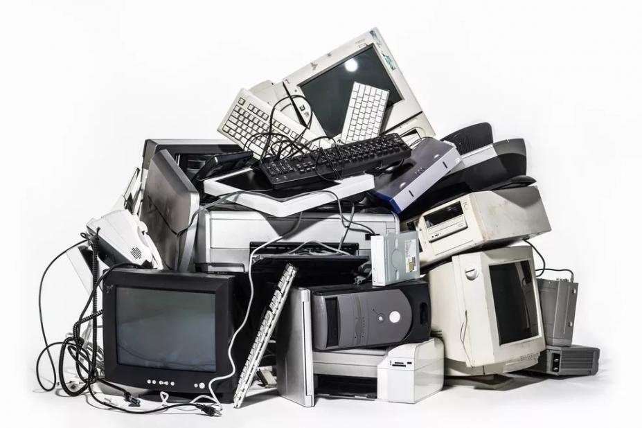monitores, computadores e diversas peças de lixo eletrônico amontoadas. #partodosverem