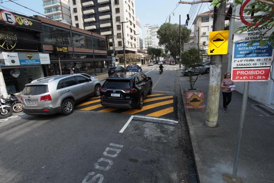 dois carros estão passando por lombada. #paratodosverem