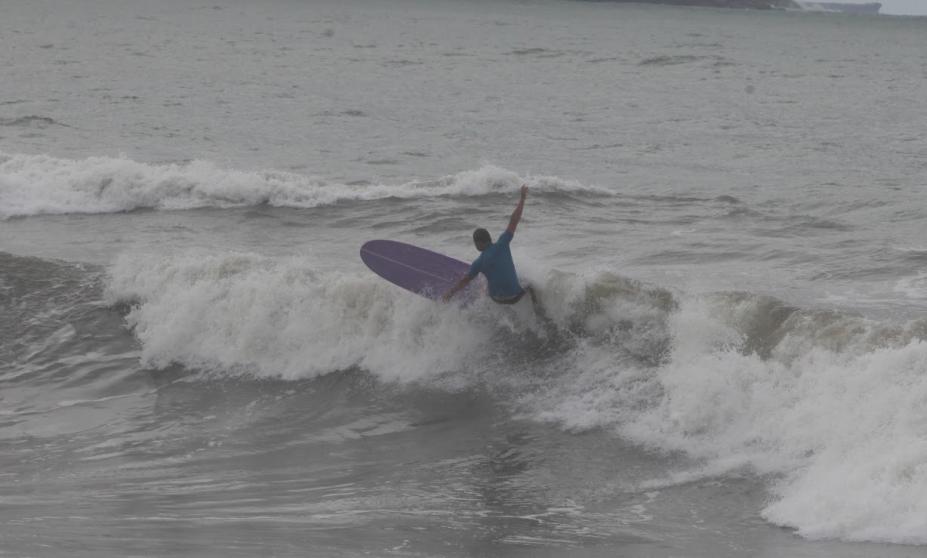 surfista faz manobra no mar #paratodosverem 