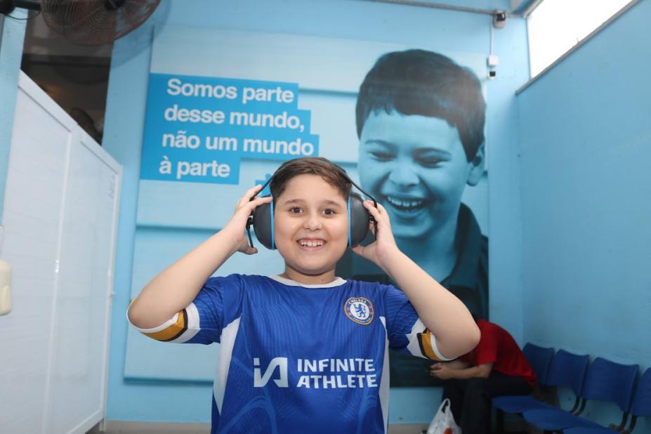 menino sorri com abafadores #paratodosverem 