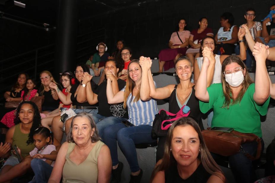 mães no auditório dão as mãos #paratodosverem 