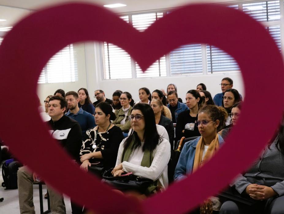 pessoas asssistem a capacitação #paratodosverem