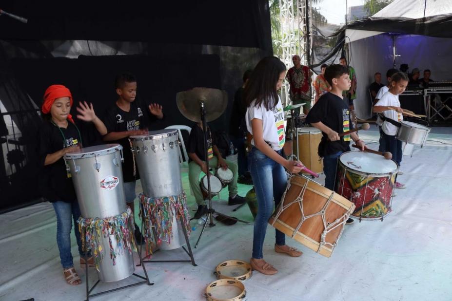 jovens fazem apresentação musical com instrumentos de percussão. #paratodoverem