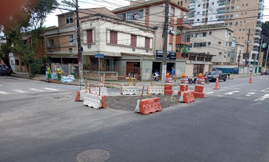 trecho de pista interditado com cones e faixa amarela. #paratodosverem