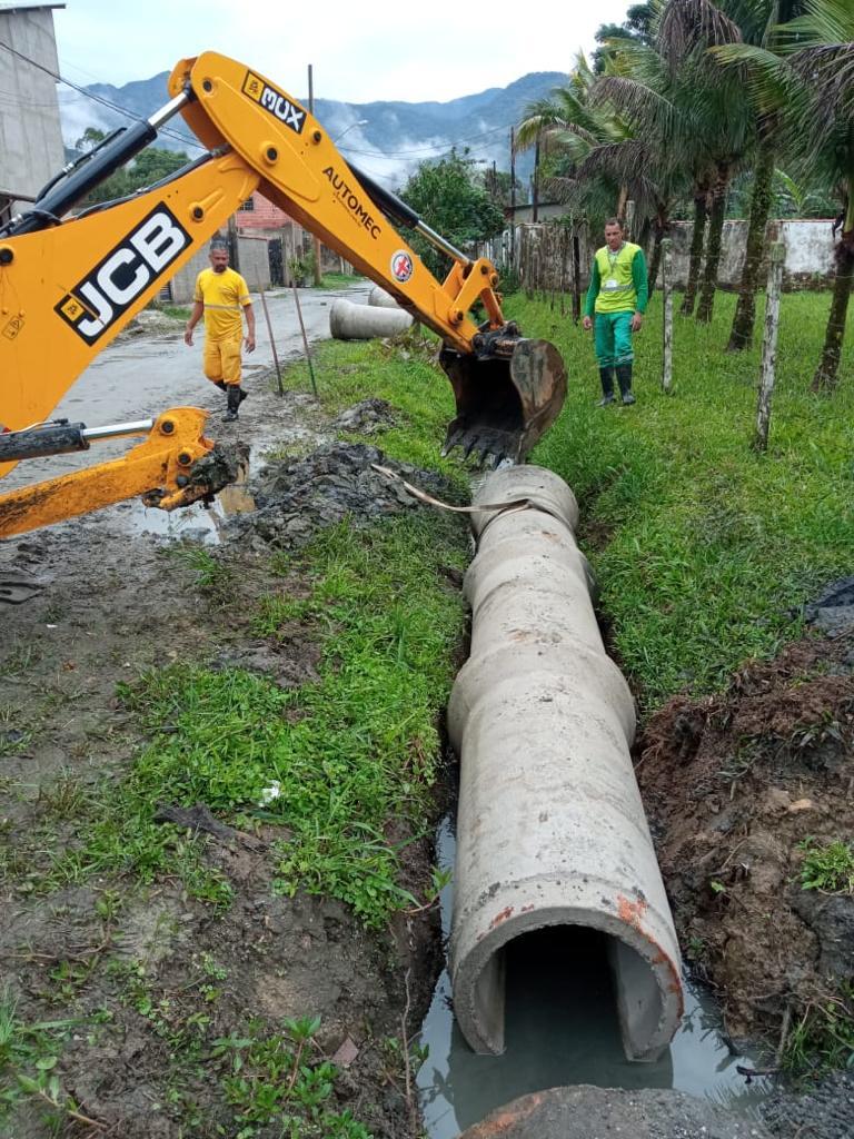 Manilha é instalada em vala com auxílio de retroescavadeira. #paratodosverem