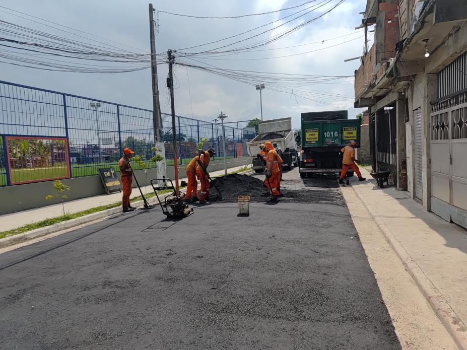 operários atuando na obra #paratodosverem 