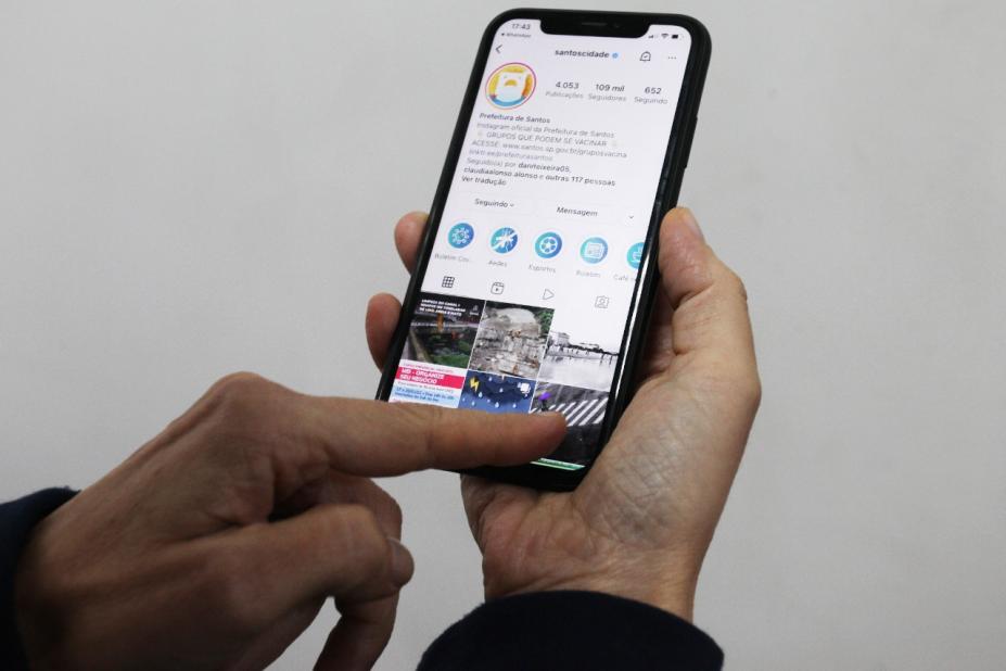 mão segurando smartphone aberto no instagram da prefeitura. #paratodosverem