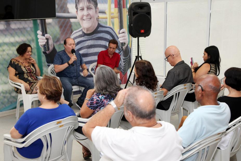 idosos assistem a palestra #pracegover 