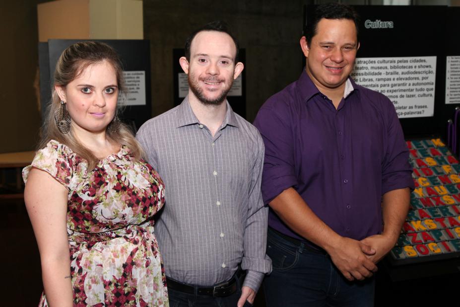 Isabela, Samuel e Rodrigo estão em pé, lado a lado. Sorriem para a foto. #Pracegover
