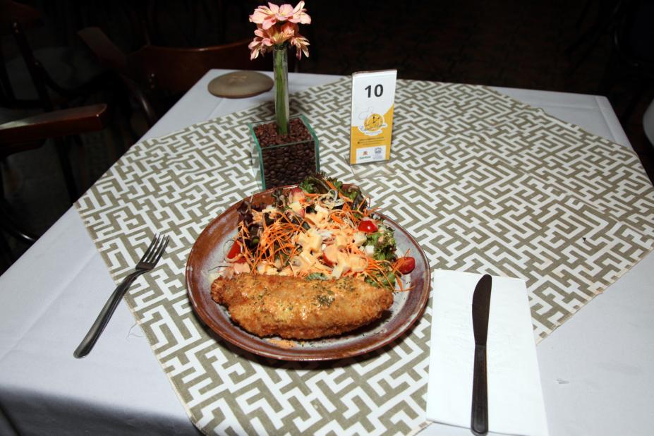 filé de peixe à milanesa, salada tropical e vinagrete de acerola empratado e na mesa. #paratodosverem