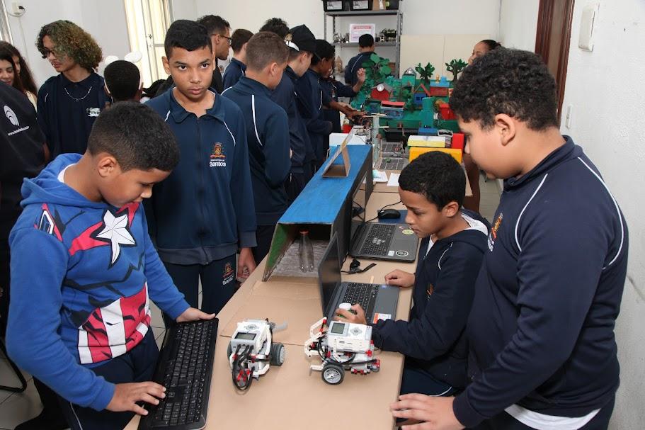 crianças em sala de aula #paratodosverem 
