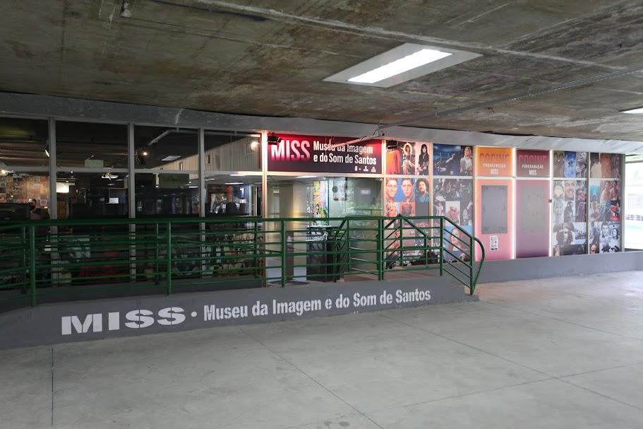 a fachada do museu da imagem e do som de santos. #paratodosverem 