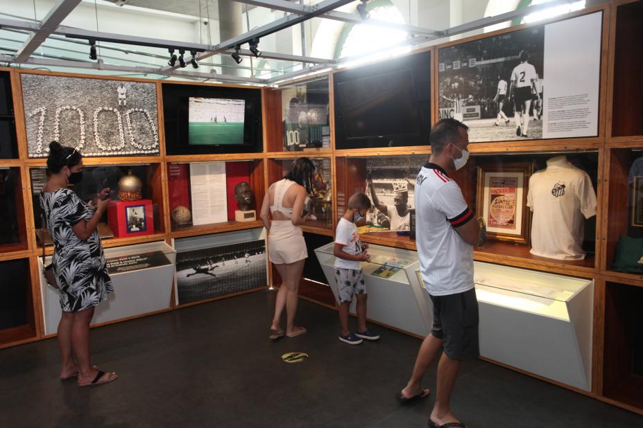 pessoas observam peças em museu #paratodosverem