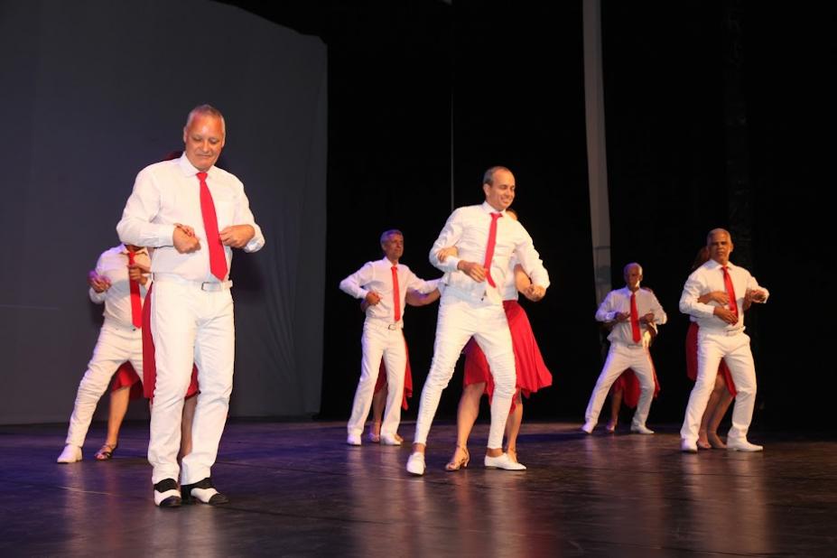 casais de idosos dançando em palco. #paratodosverem