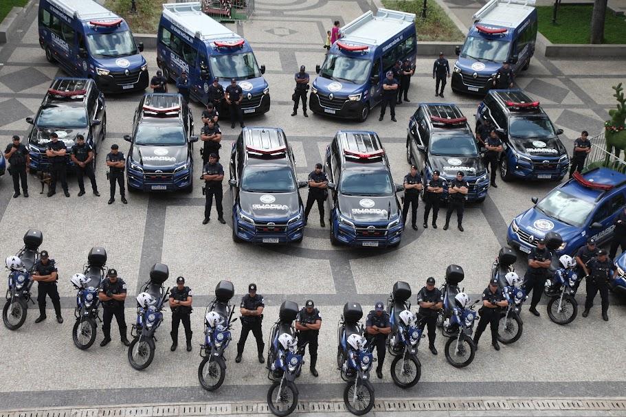 viaturas paradas na praça mauá com guardas perfilados. #paratodosverem 