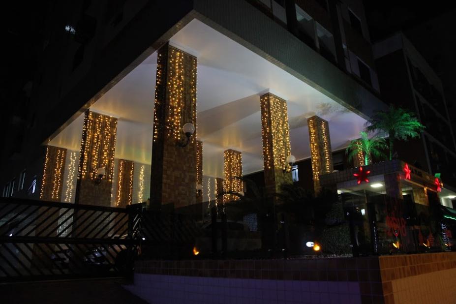 fachada de prédio iluminada e decorada para o natal.  #paratodosverem 