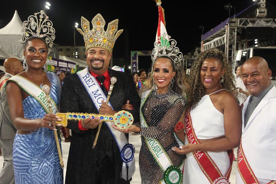 Integrantes da corte carnavalesca posam para foto. O rei momo, o segundo da esq.p/dir. segura a 'chave' simbólica da passarela.  #paratodosverem 