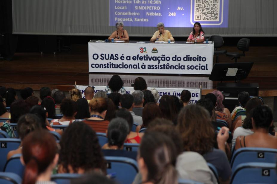 auditório com pessoas assistindo palestra. #paratodosverem 