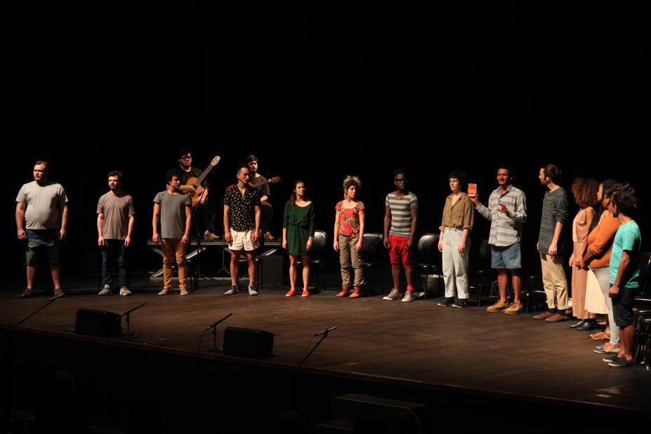 Atores se apresentam no palco do Teatro do Sesc. #pracegover