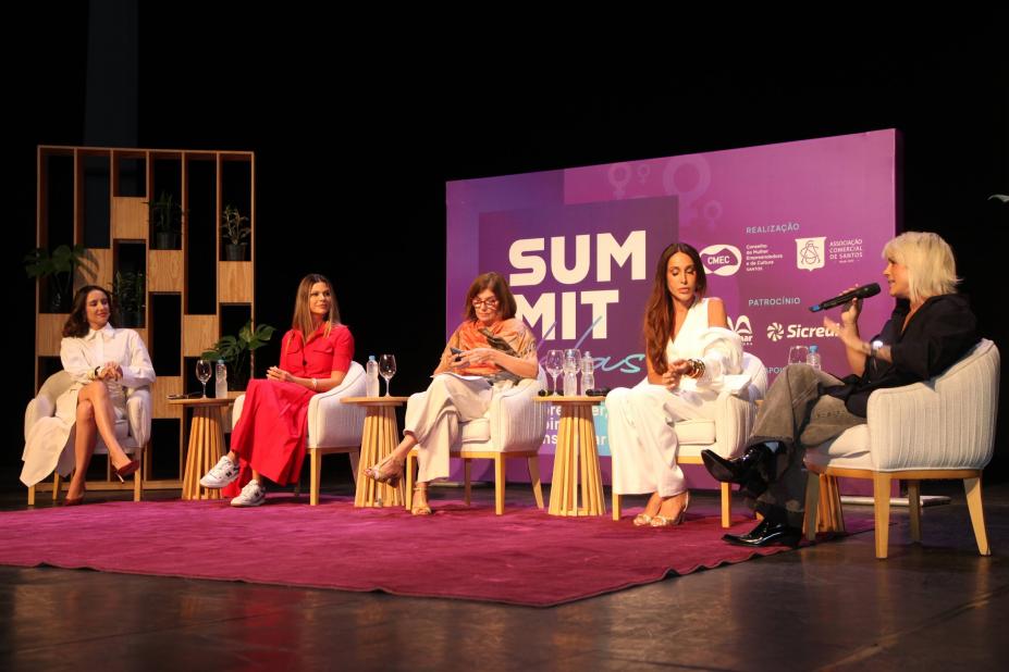 cinco mulheres sentadas em um palco. Uma delas fala ao microfone. #paratodosvere