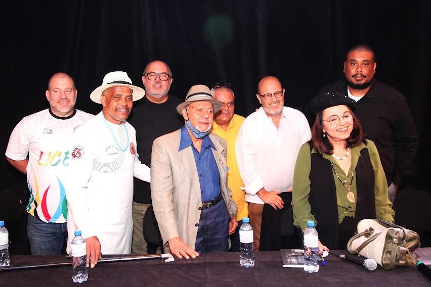 participantes do simpósio na mesa #paratodosverem