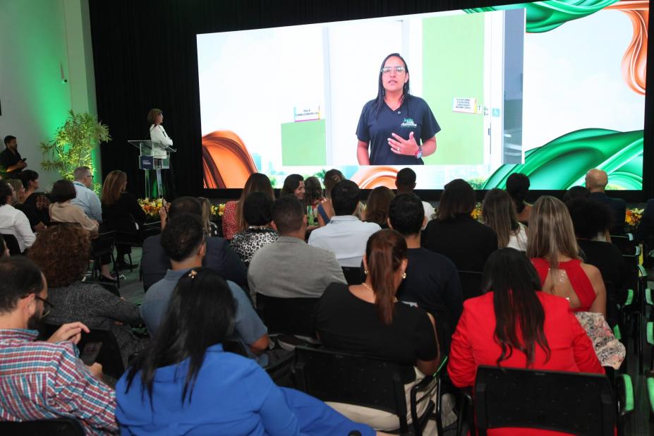 painel com pessoa do salão autoestima exibido em auditório. #paratodosverem
